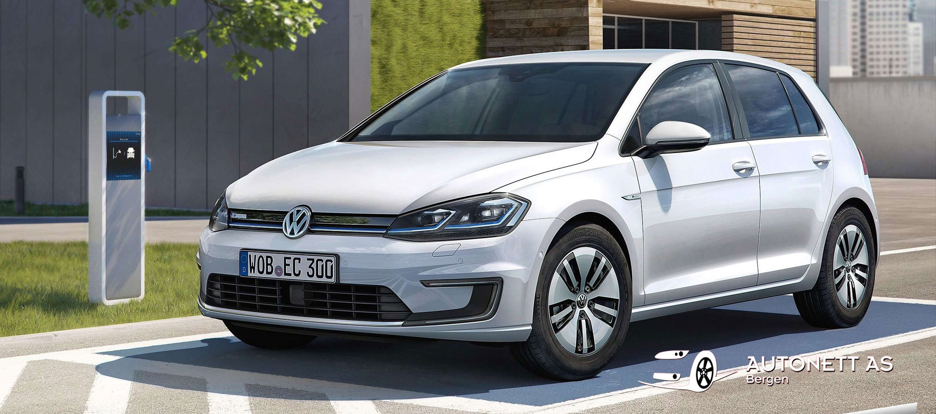 Volkswagen e-Golf elektrisk parkert ved ladestasjon