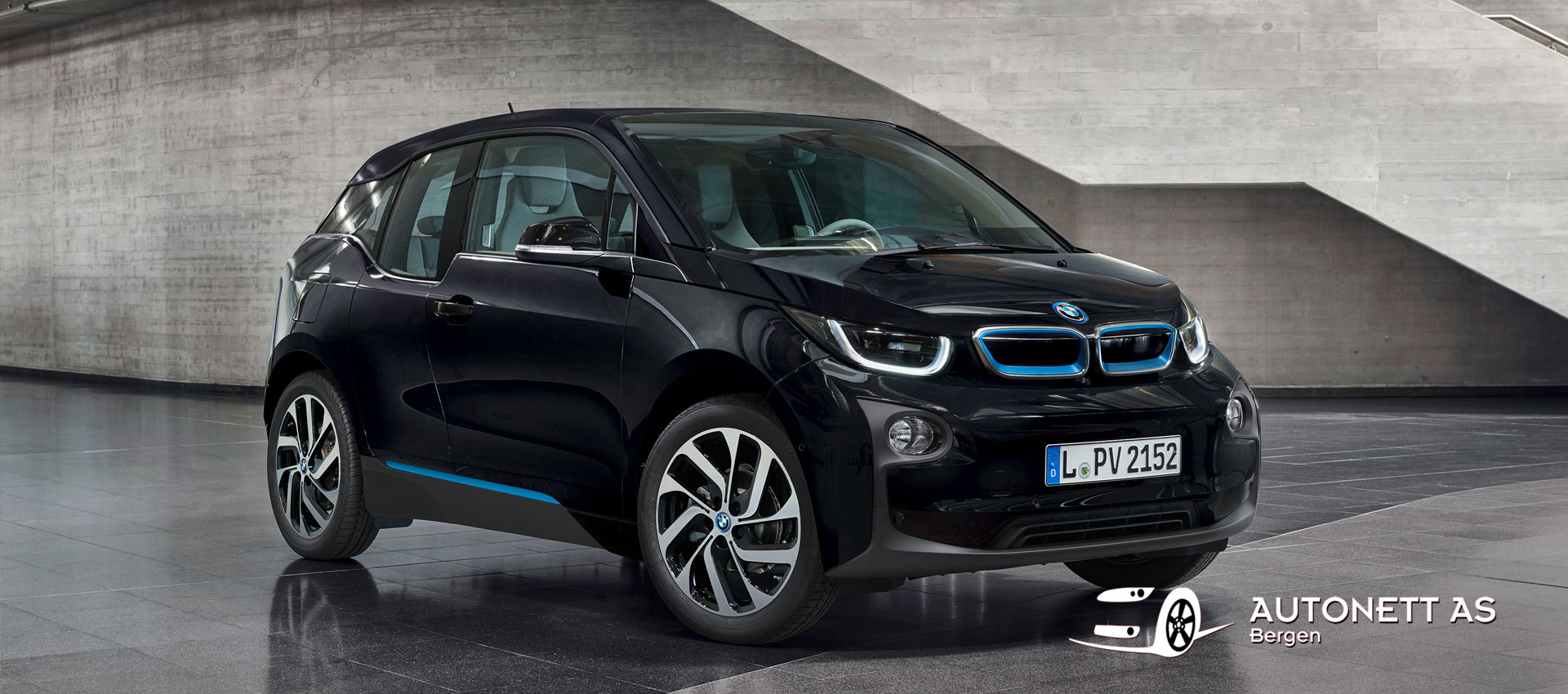 BMW i3 Fluid Black — kompakt elbil i moderne arkitektonisk omgivelse