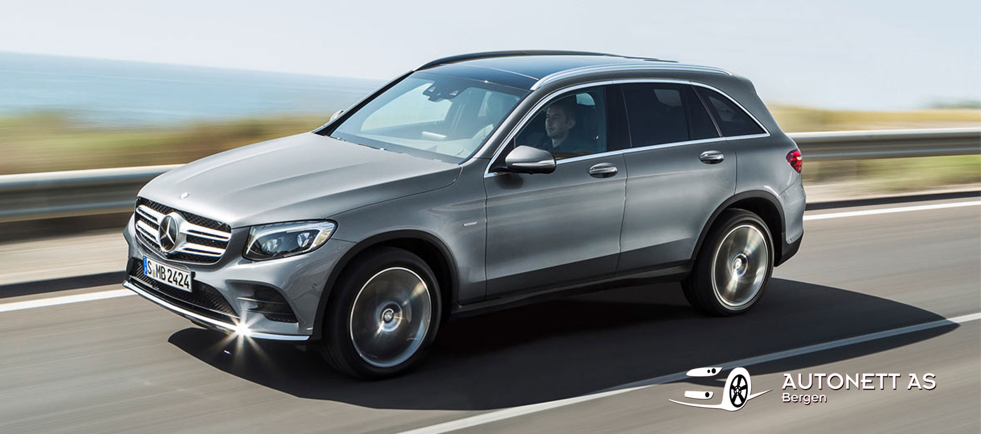 Mercedes-Benz GLC 350e plug-in hybrid SUV på landeveg