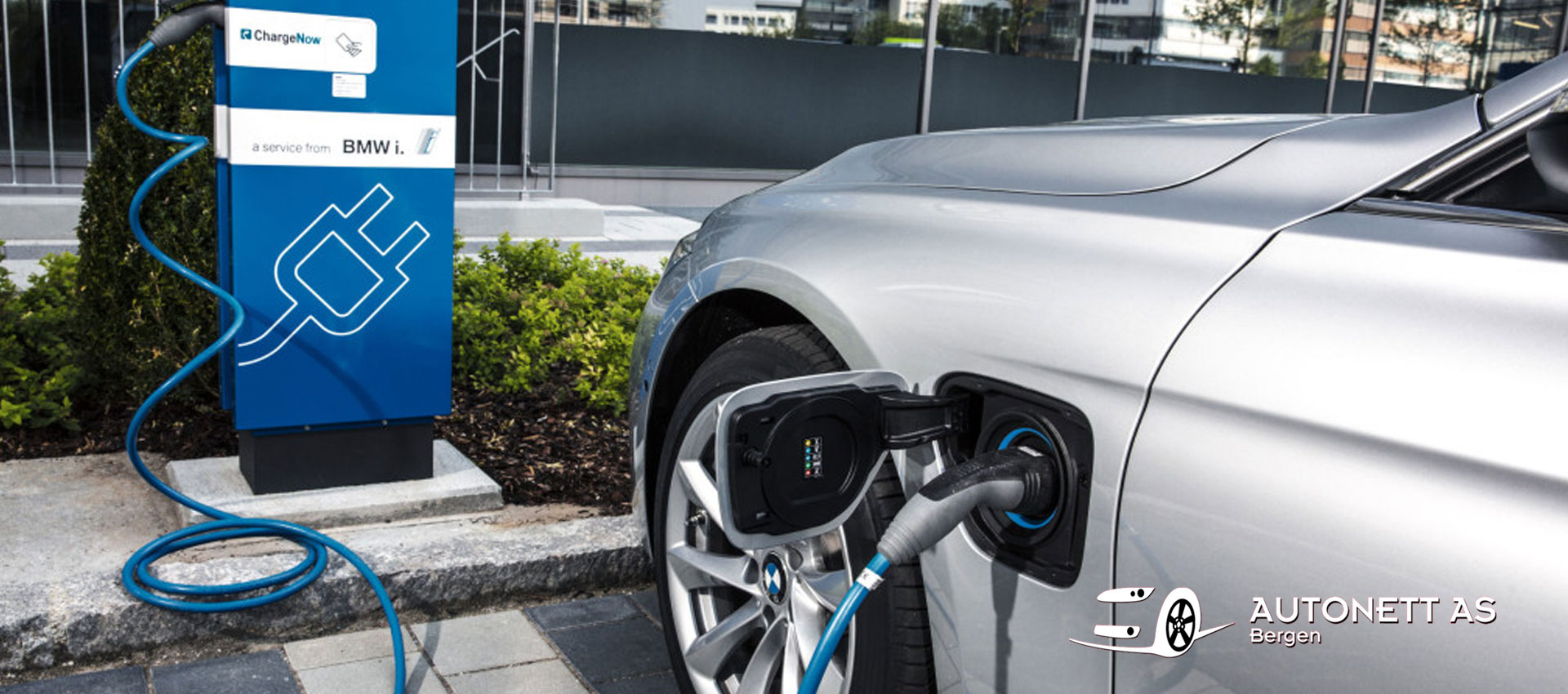 BMW 330 plug-in hybrid ved ChargeNow ladestasjon