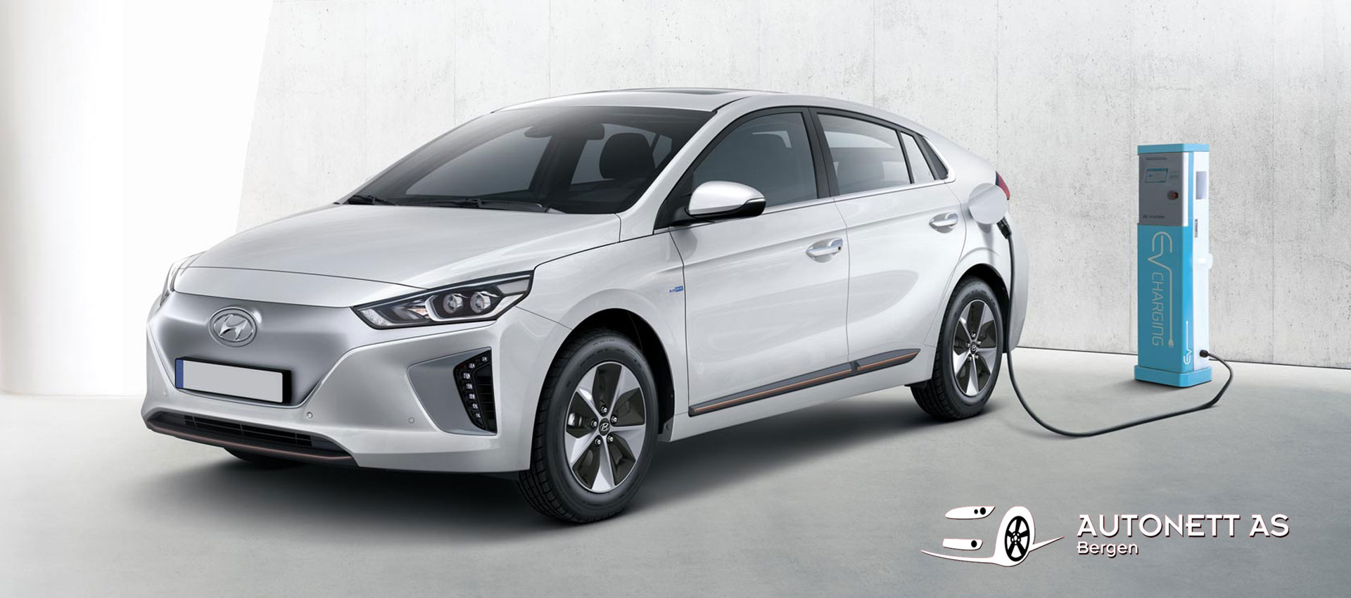 Hyundai Ioniq Electric ved EV-ladestasjon