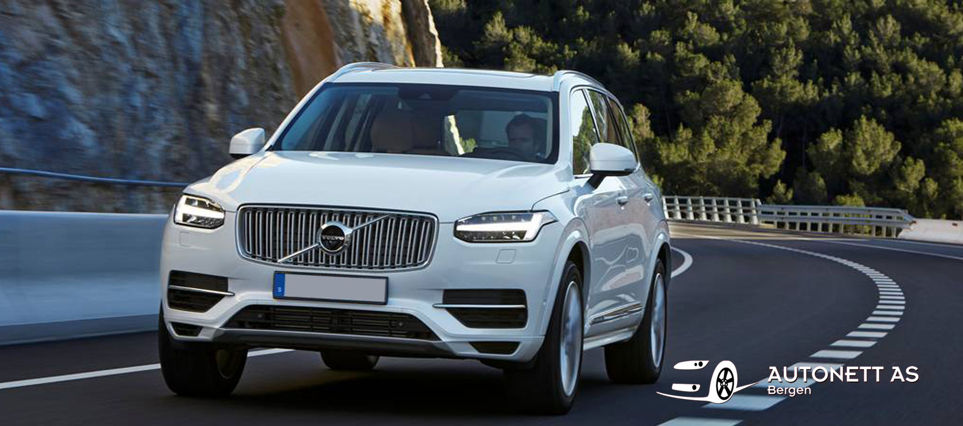 Volvo XC90 hvit på svingete fjellveg